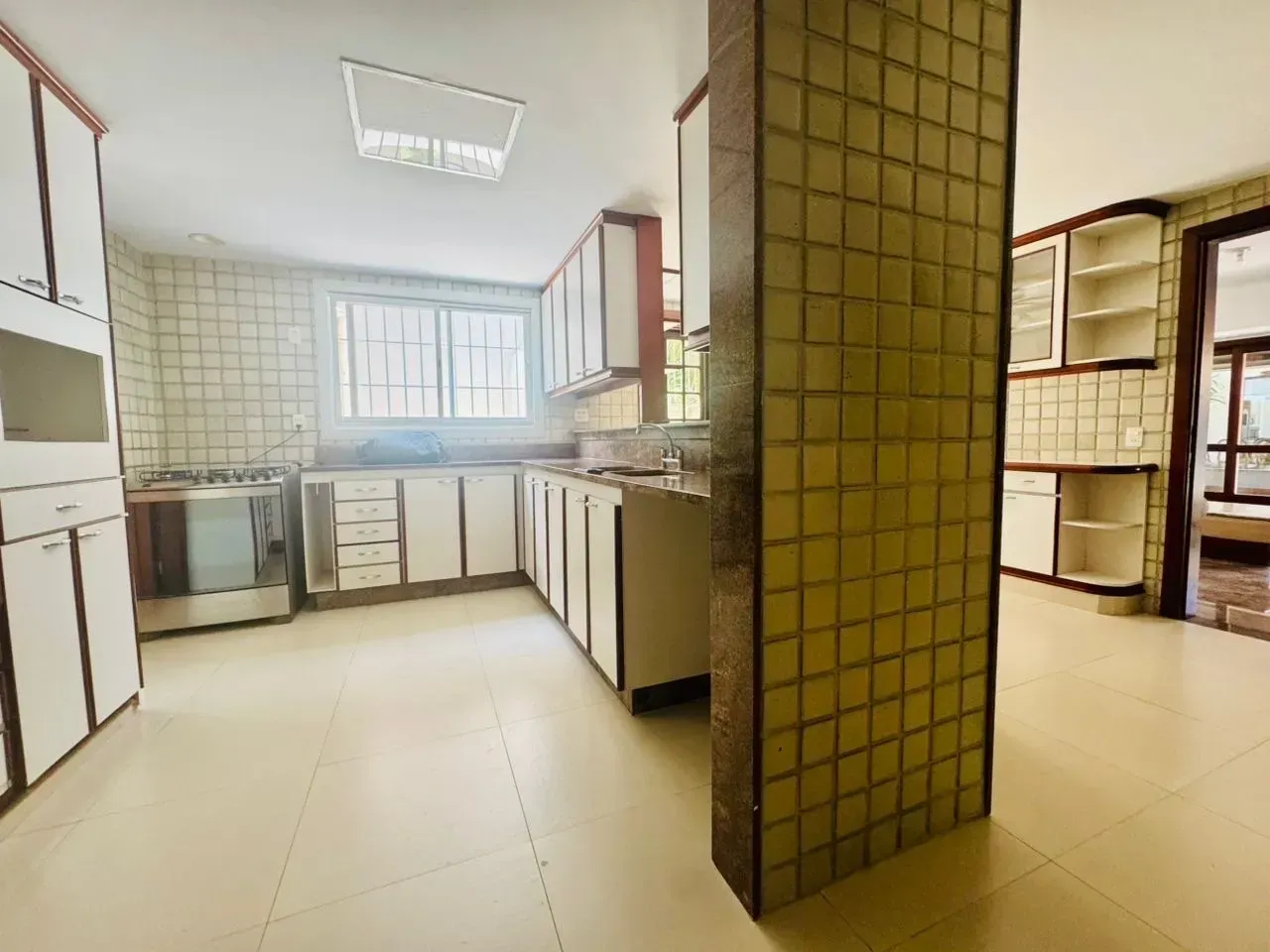 House with 5 suites and an integrated kitchen — photo 56