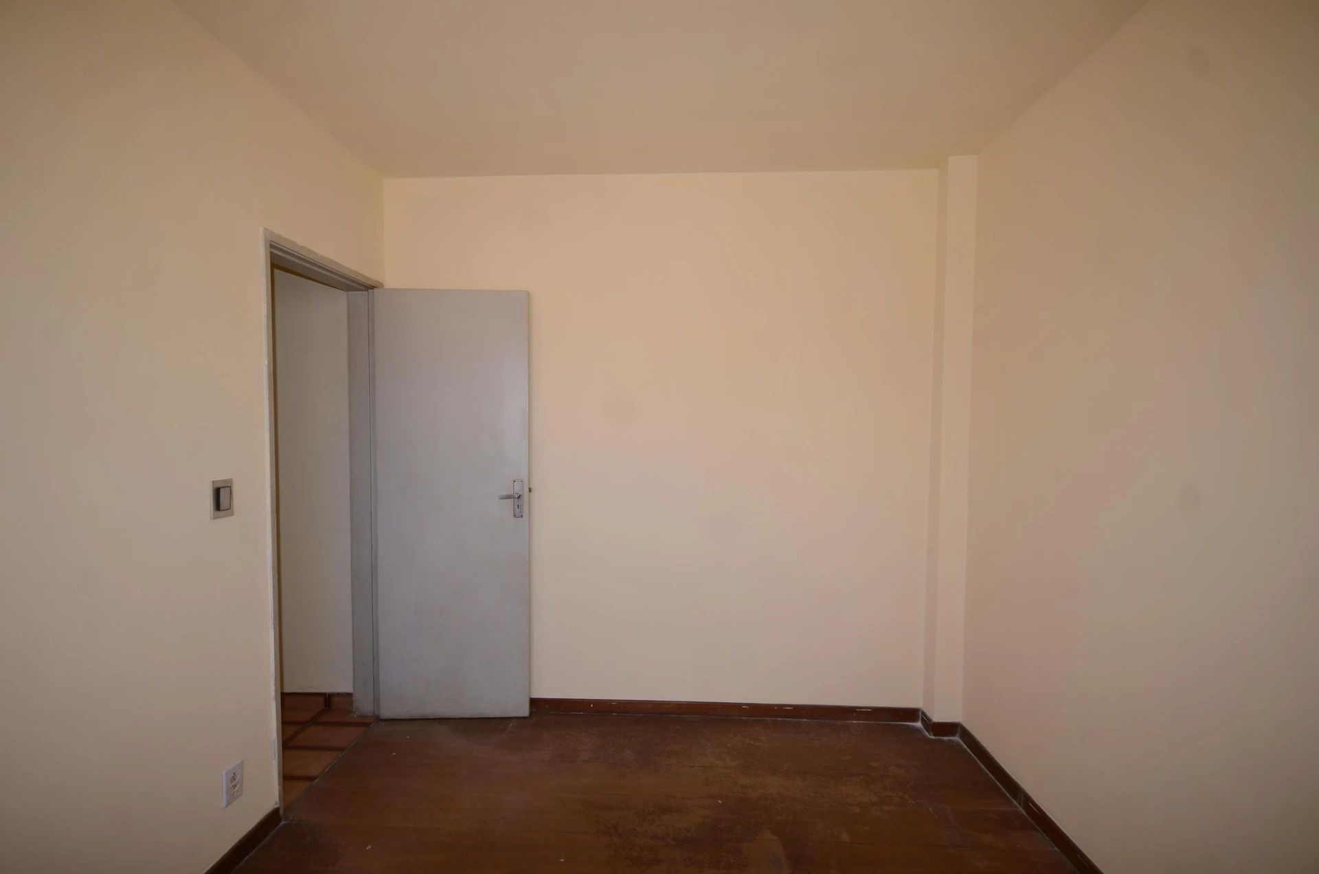 Unfurnished 2-bedroom apartment with a private garden — photo 18