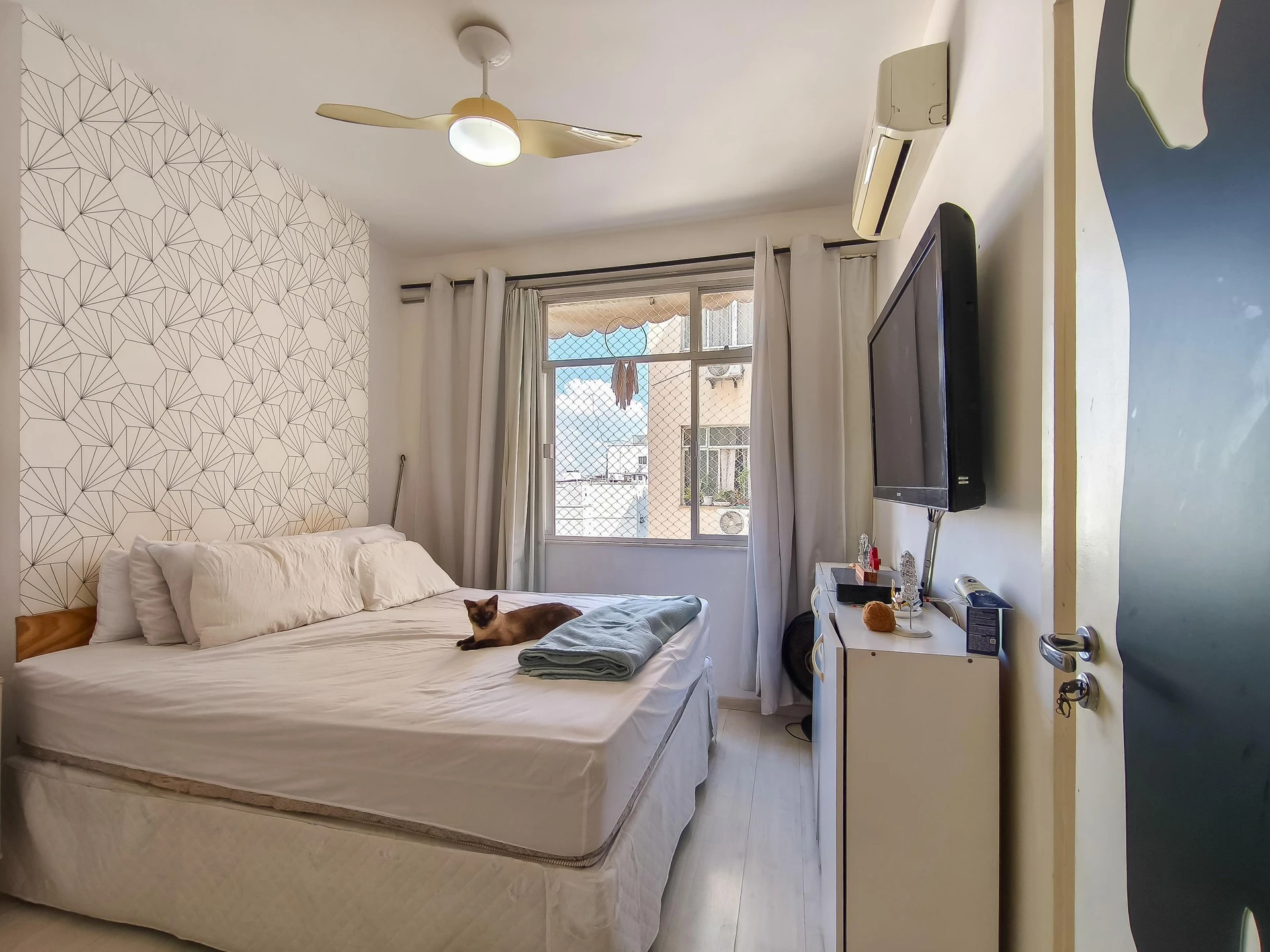 3-bedroom apartment with a walk-in closet — photo 3