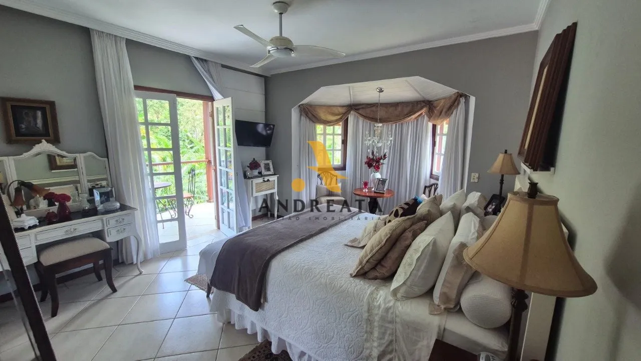 Casa de 307 m² com janelas do piso ao teto e banheira — photo 30