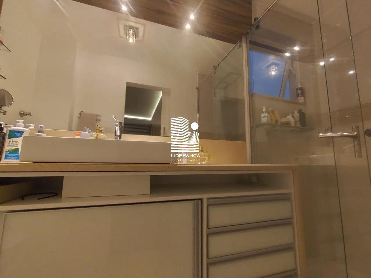 3-bedroom apartment with a walk-in closet in Florianópolis — photo 11