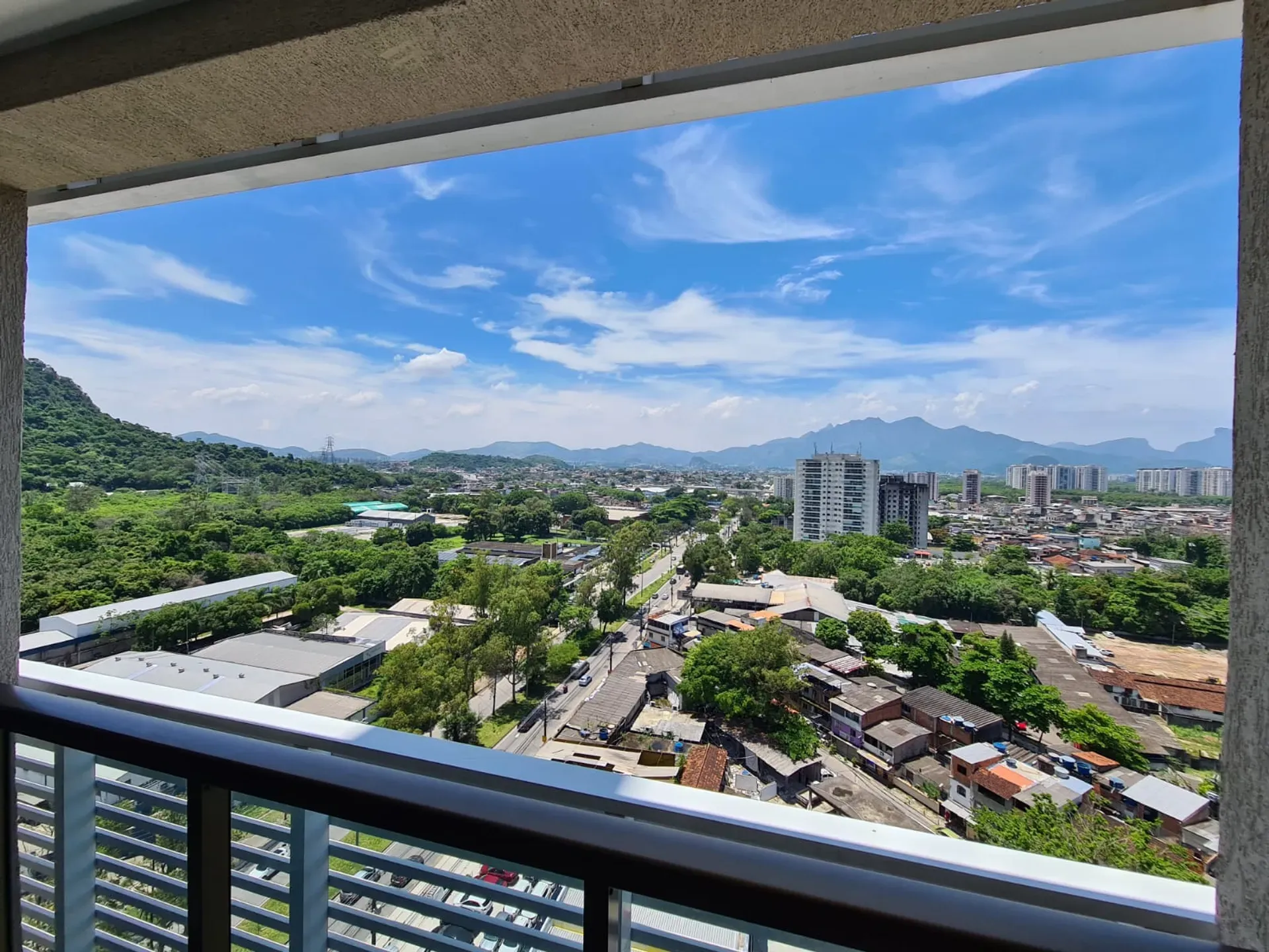 Apartment on the 14th floor with a mountain view — photo 4