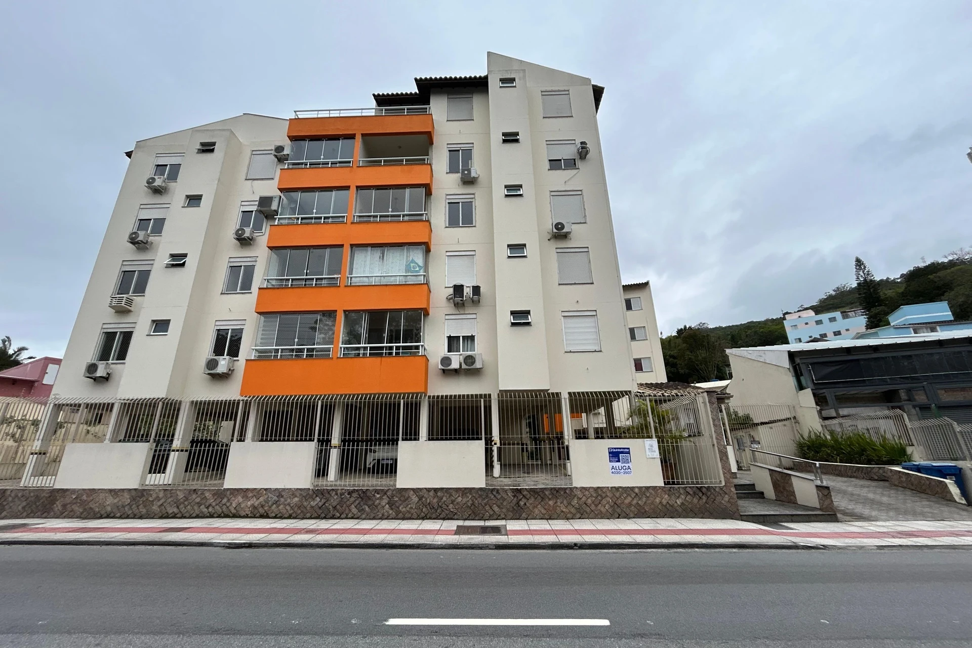 Glass-enclosed balcony in a 3-bedroom apartment, 108 m² — photo 18