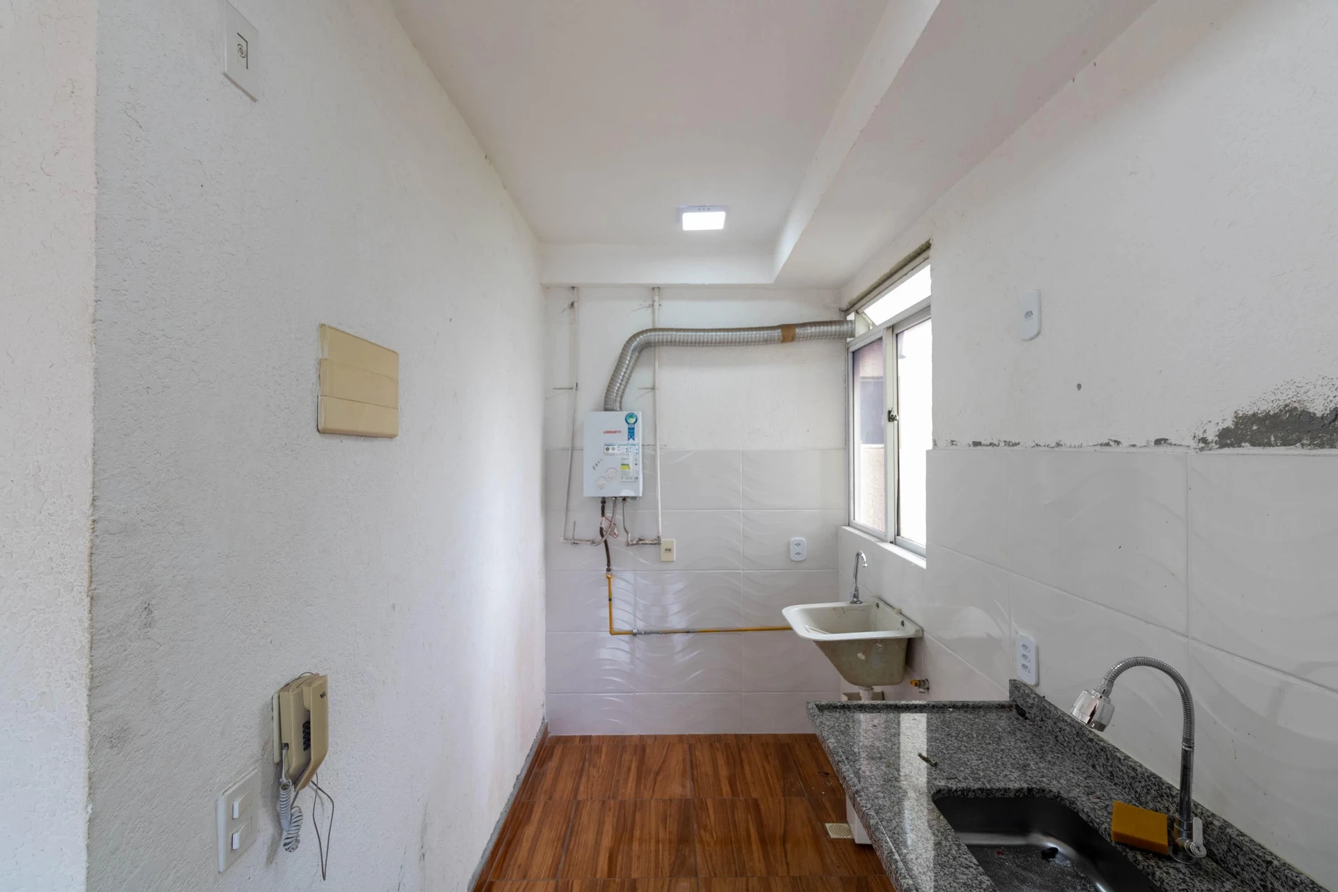 2-bedroom apartment with a glass-enclosed shower — photo 9