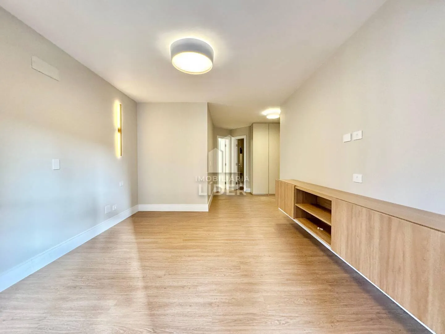 Apartment with 4 bedrooms and 3 parking spots, balcony — photo 34