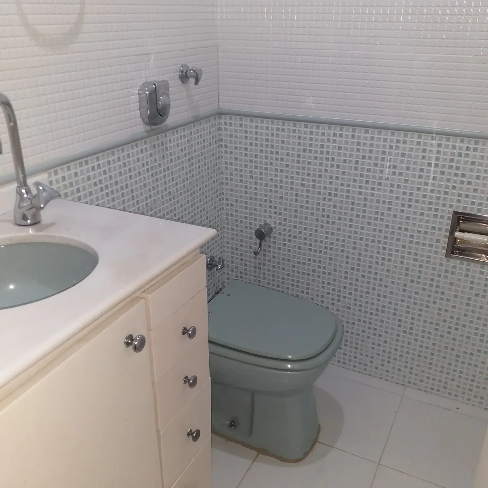 2-bedroom apartment with 3 bathrooms and glass shower — photo 8