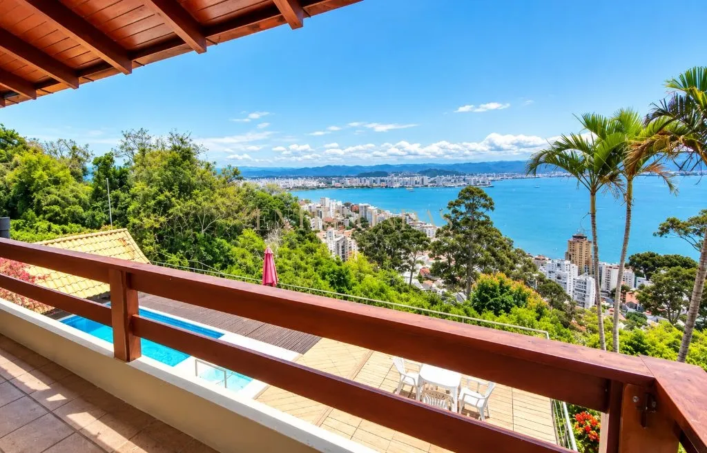 4-bedroom house with a water view in Florianópolis