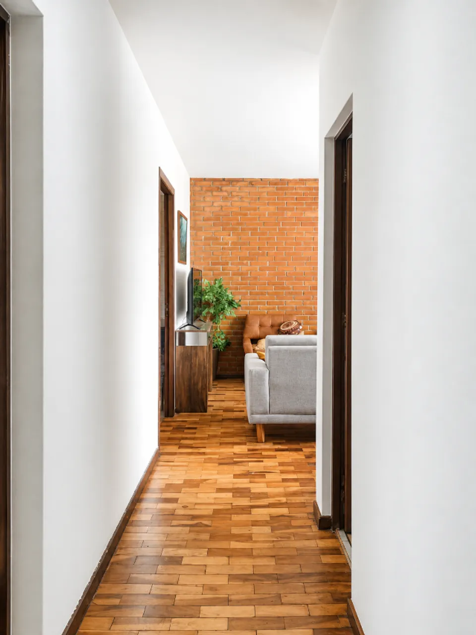 3-bedroom apartment with a closed kitchen and gas stove — photo 9