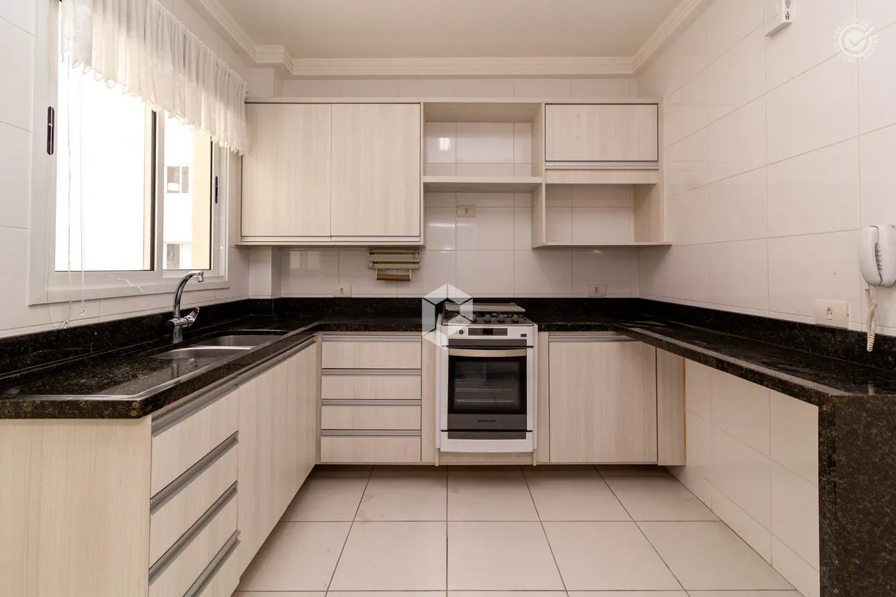 3-bedroom apartment with a glazed enclosed balcony — photo 8
