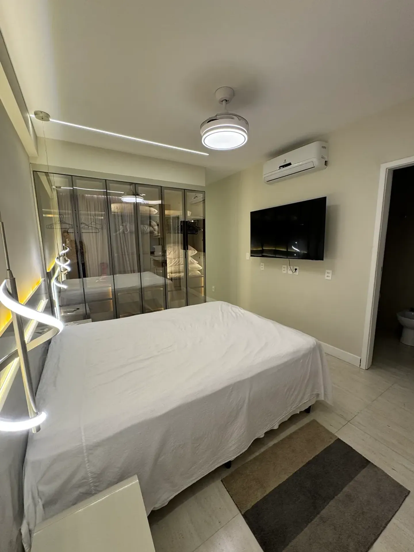 Furnished 2-bedroom apartment with open-plan kitchen — photo 20