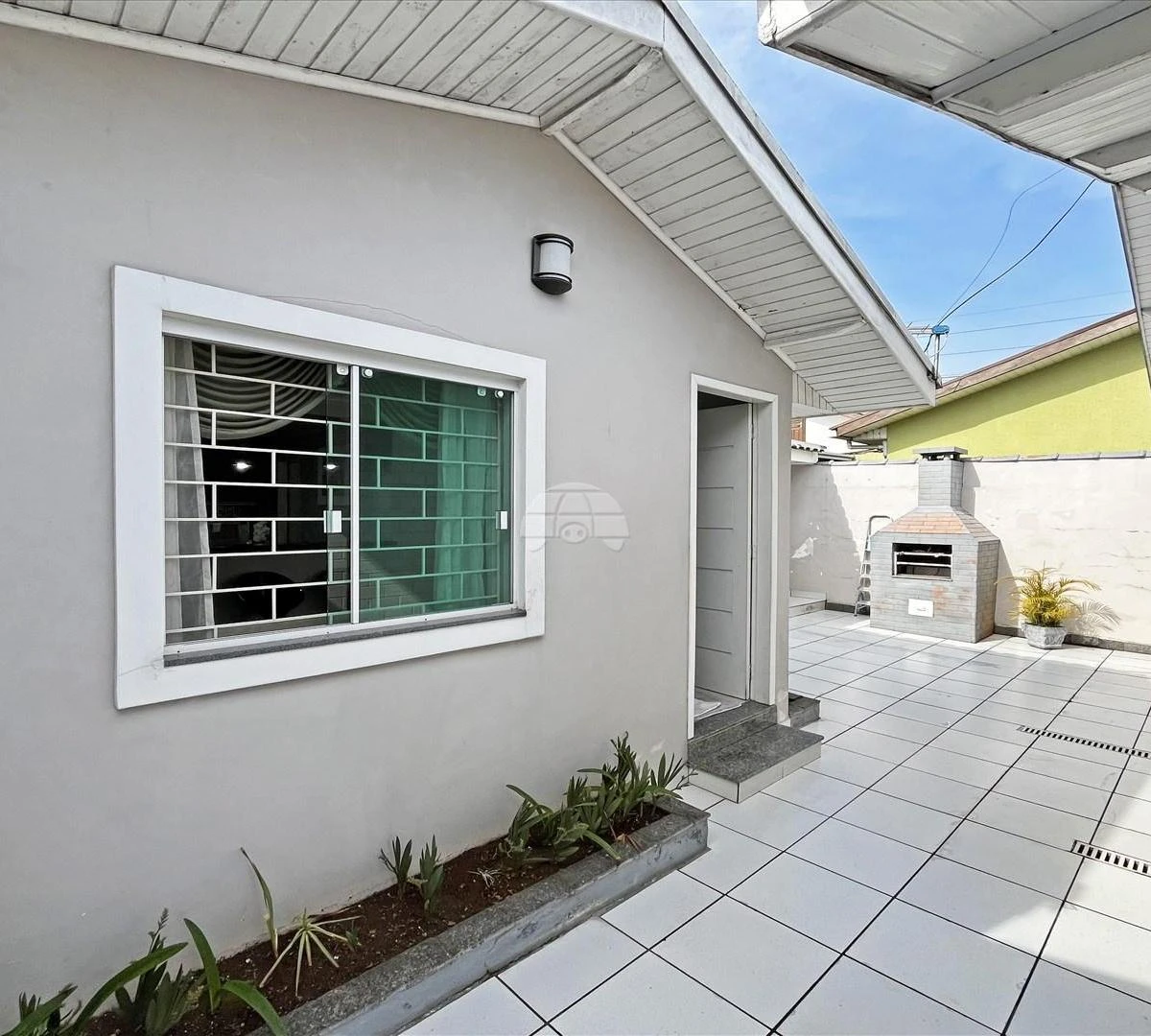 Balcony with a grill in a one-bedroom house, 40 m² — photo 14