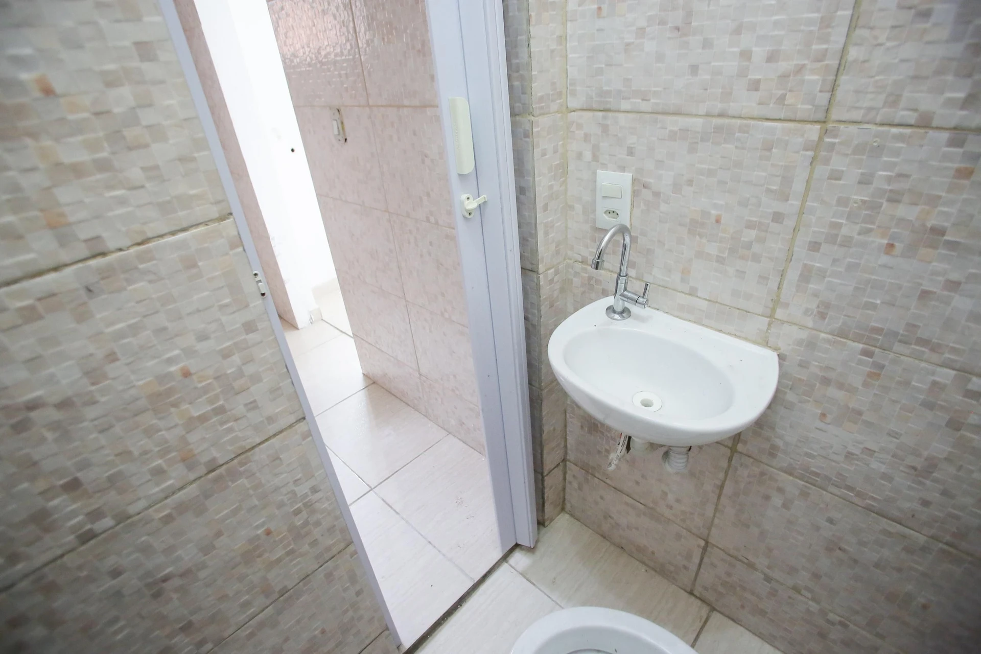 Unfurnished studio with 1 bedroom and 1 bathroom — photo 13