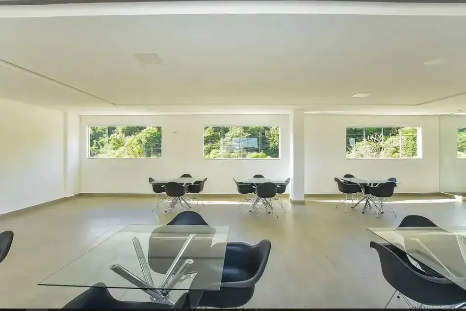 2-bedroom apartment in a building with a gym — photo 5
