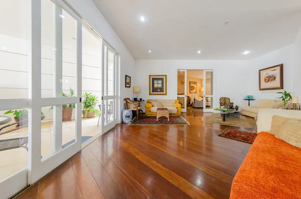 Furnished house with 5 bedrooms and 690 m², 5 parking