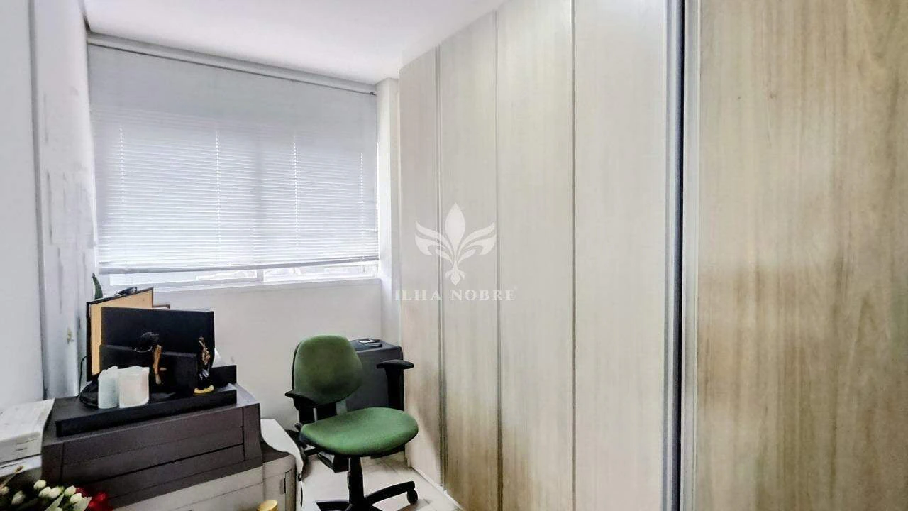 Glass-enclosed balcony in a 4-bedroom house, 400 m² — photo 9