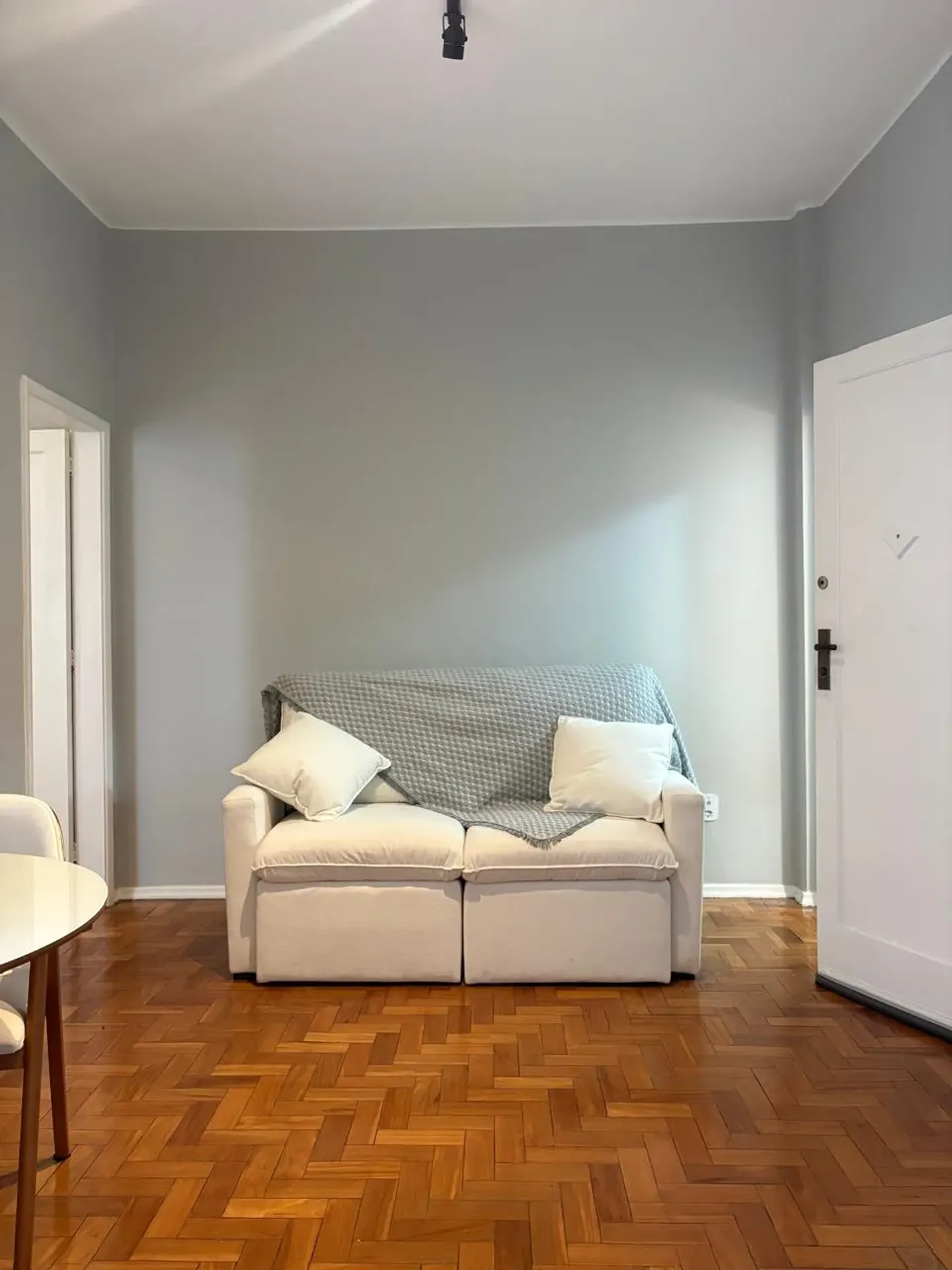 One-bedroom apartment with a washing machine — photo 11