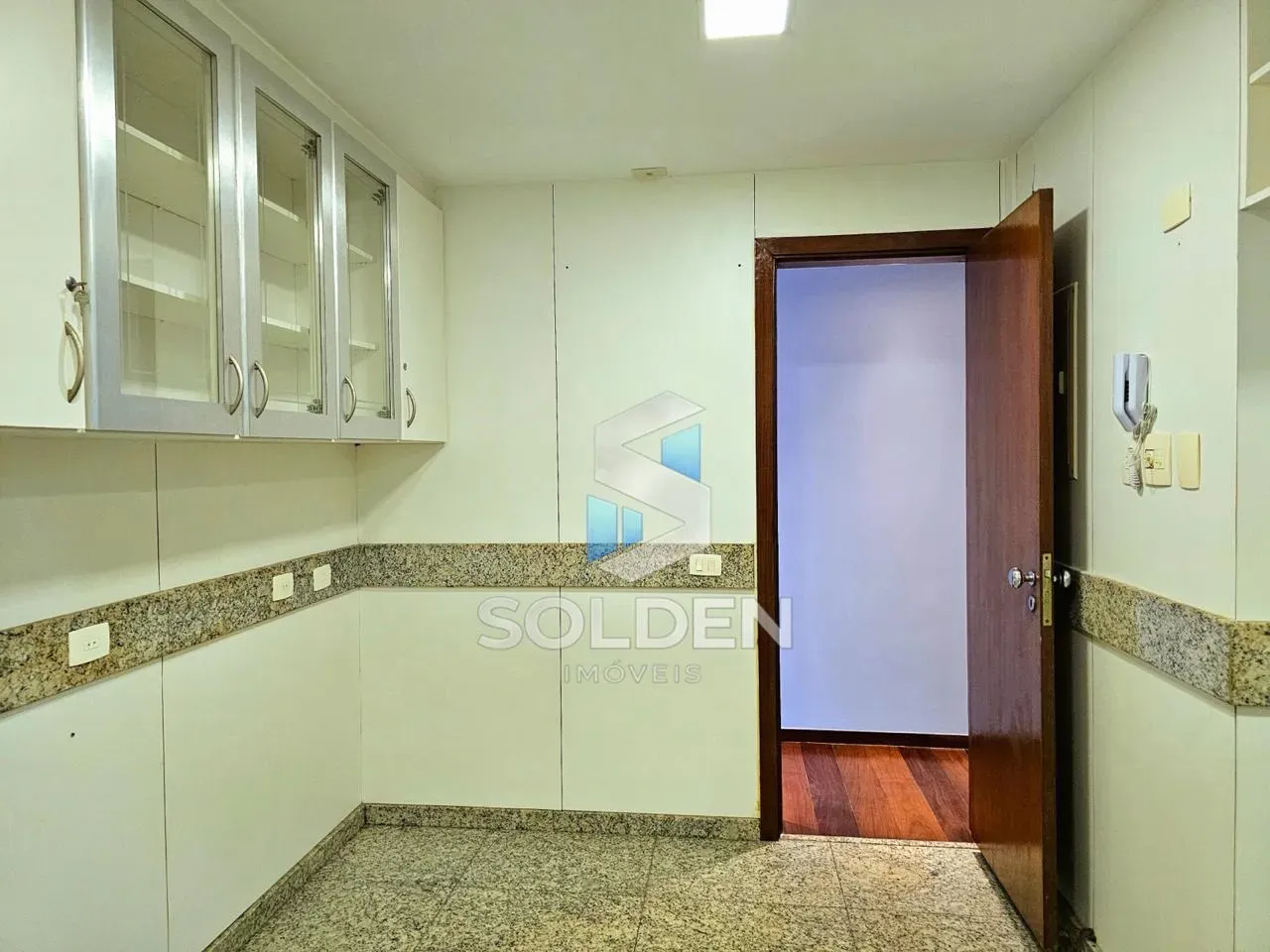160 m² apartment with 3 bedrooms and 4 bathrooms — photo 27