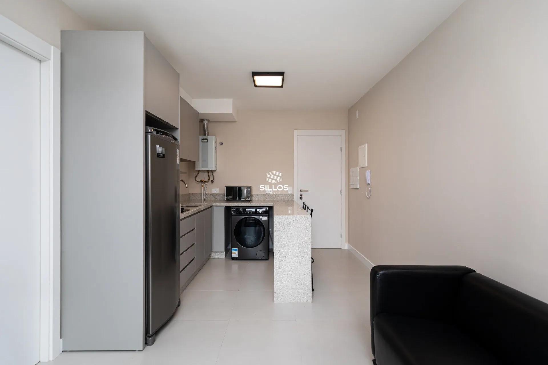 One-bedroom apartment with a washing machine — photo 3