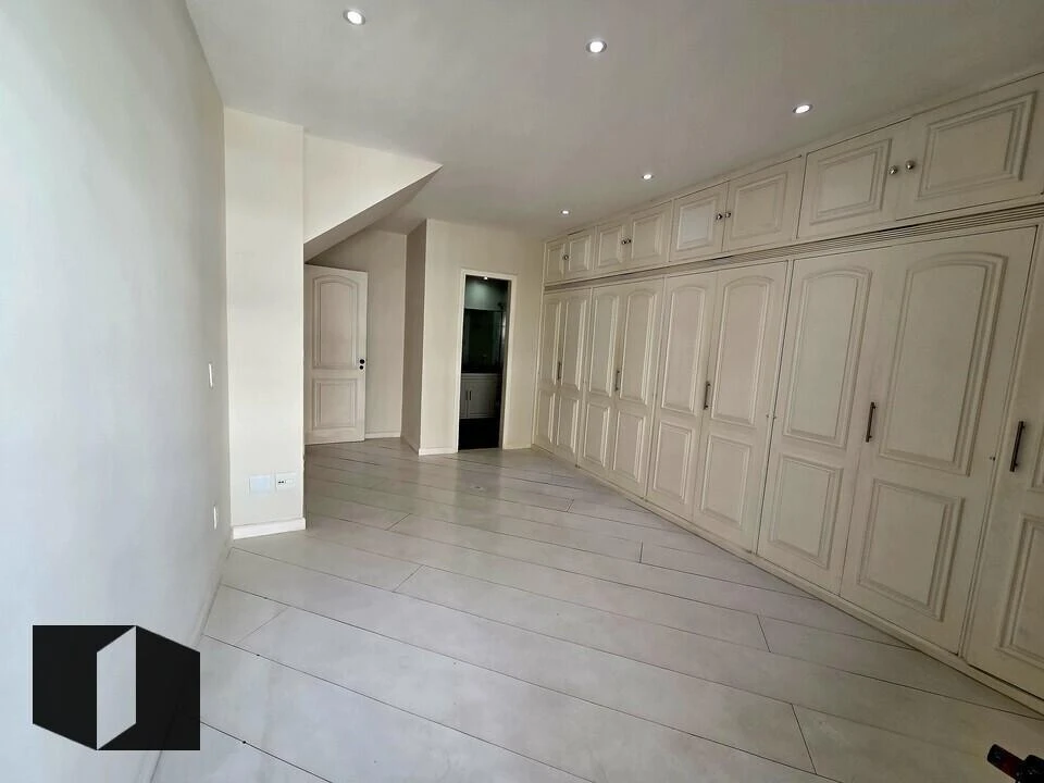 250 m² apartment with 4 bedrooms and 2 parking spaces — photo 4