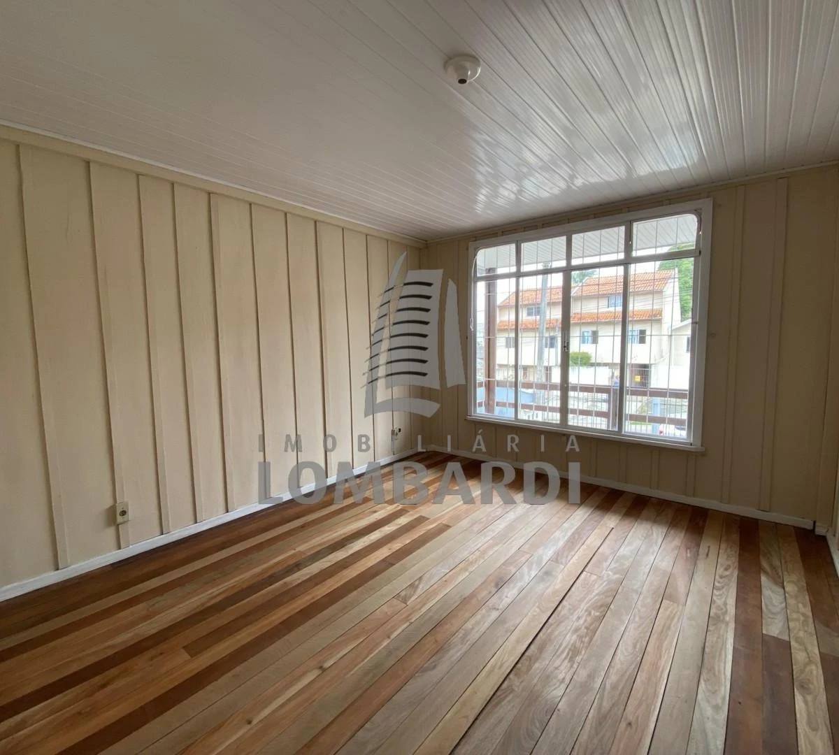 Wood or laminate floors in a 3-bedroom house, 100 m² — photo 9