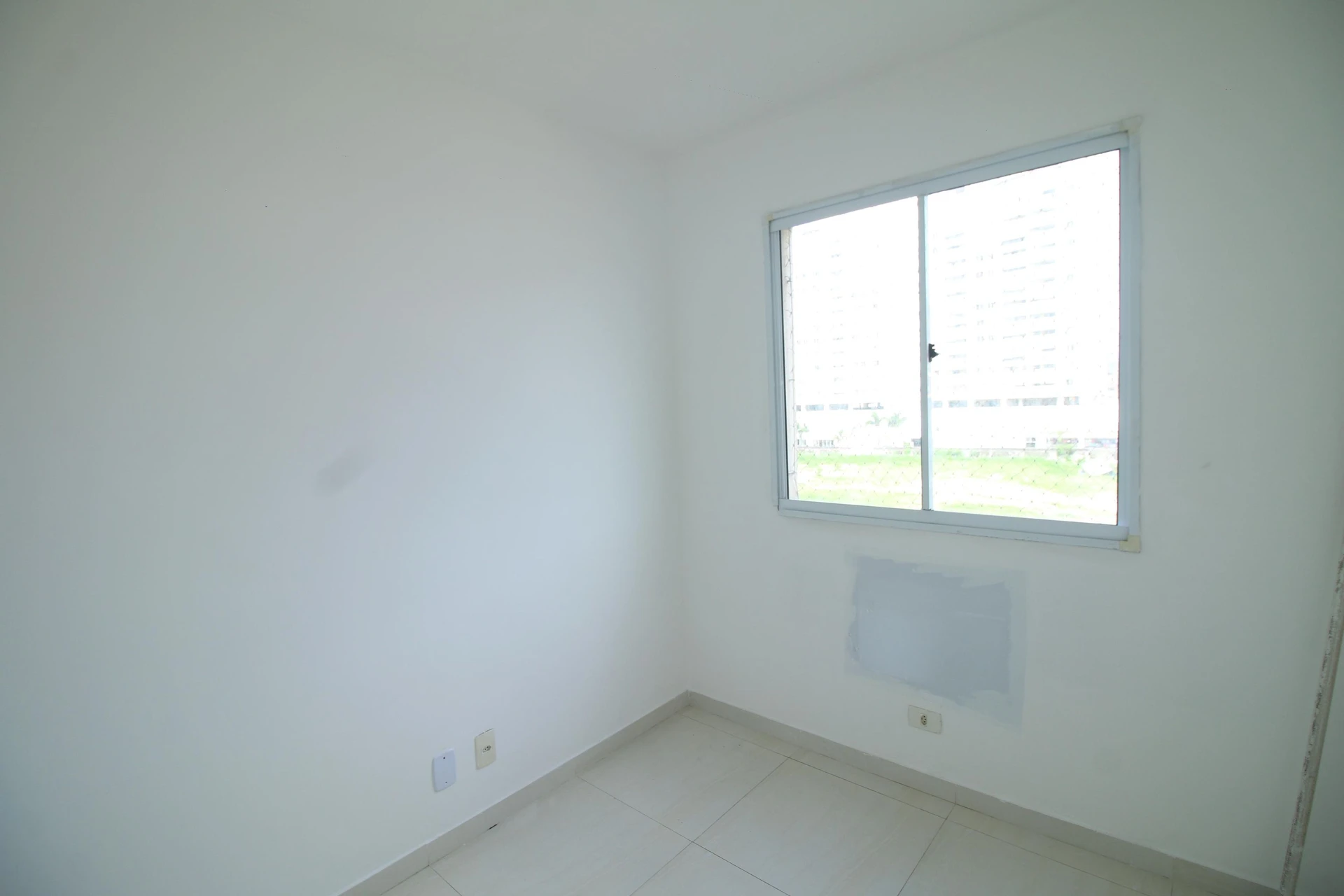 2-bedroom apartment with 1 bathroom and condo pool — photo 27