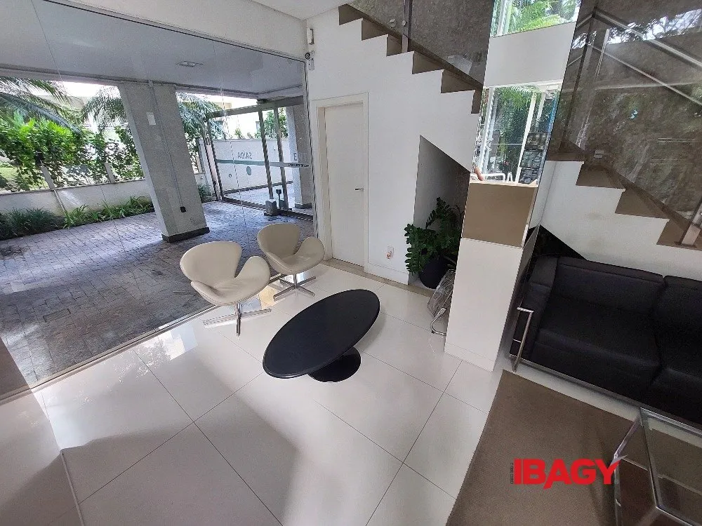 4-bedroom apartment in a building with a pool — photo 2