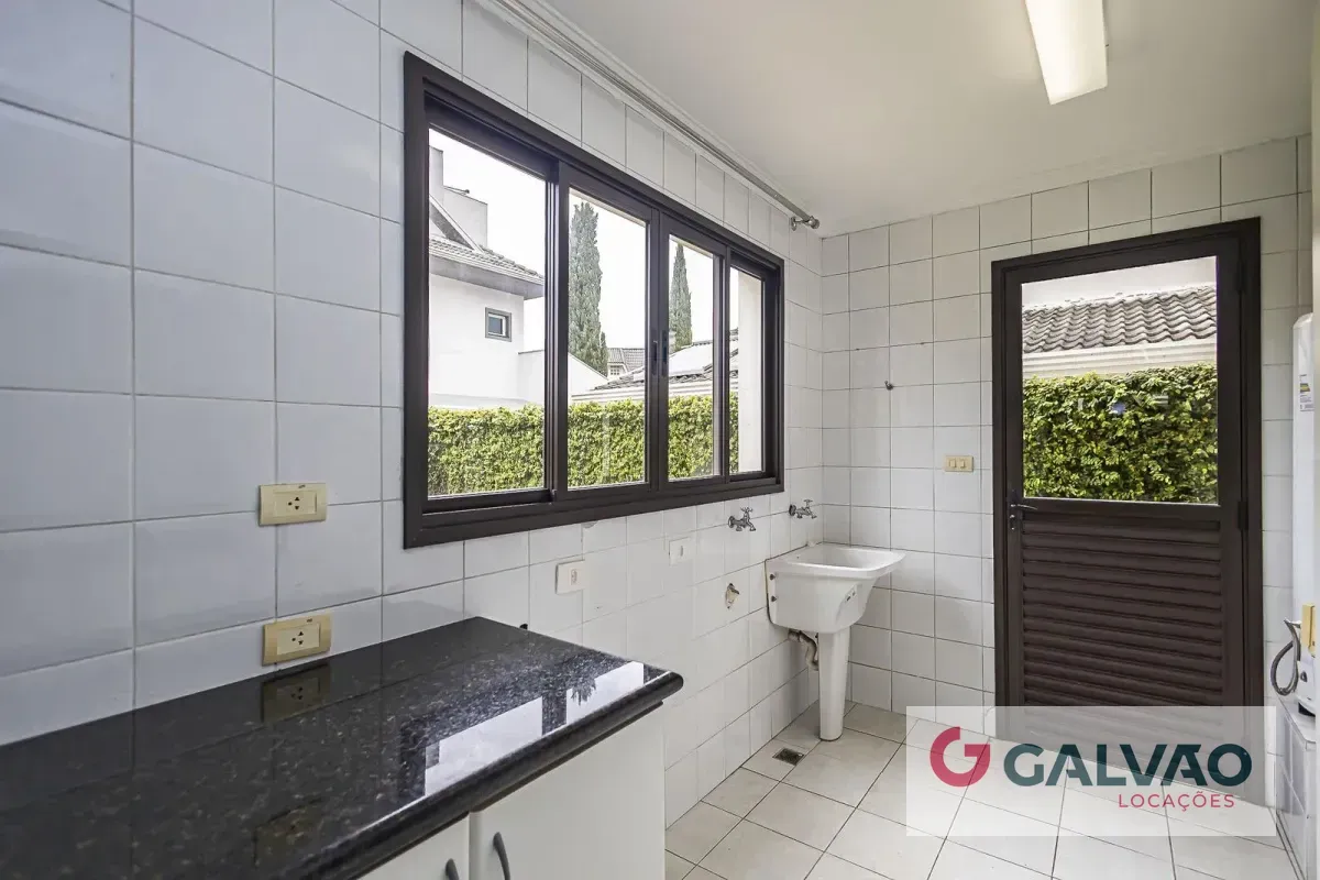 3-bedroom house with a bathtub — photo 17