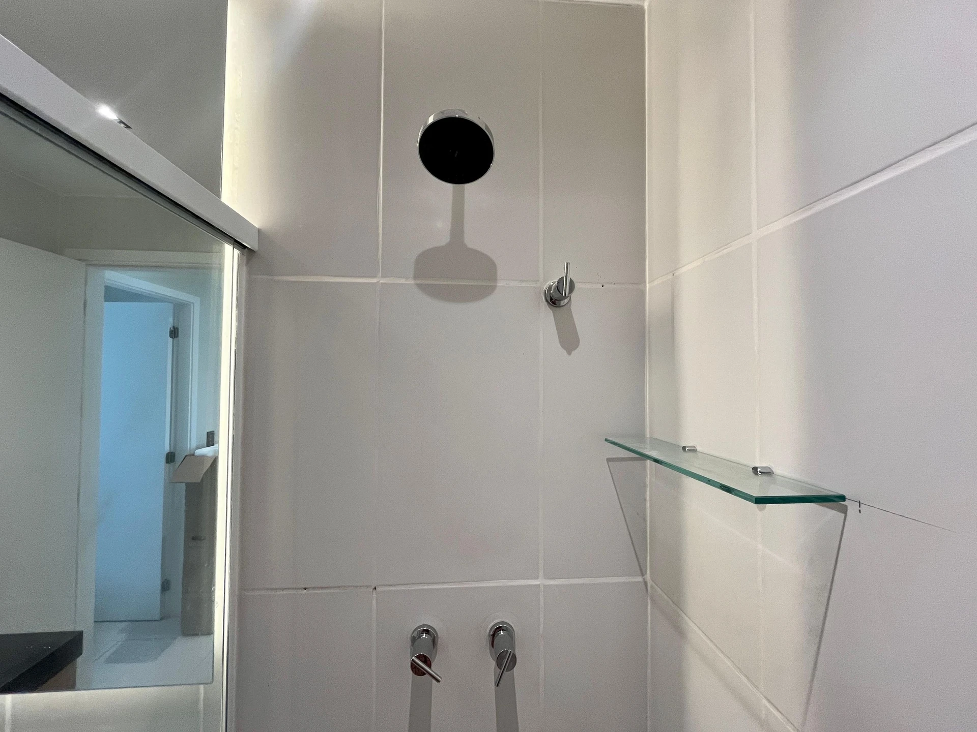 One-bedroom apartment in a building with a sauna — photo 14