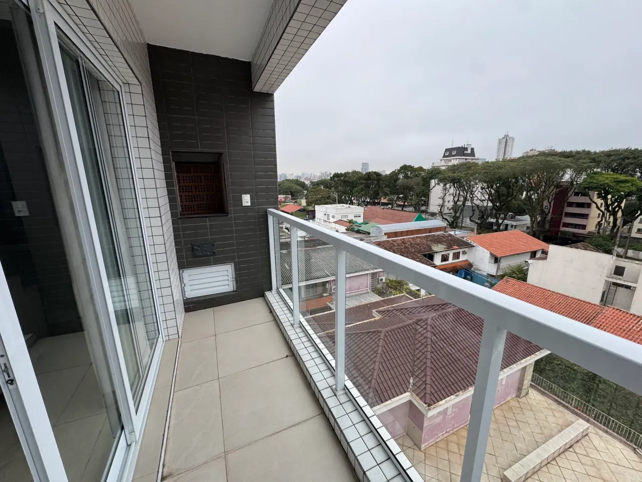 Furnished 2-bedroom apartment with open-plan kitchen — photo 4
