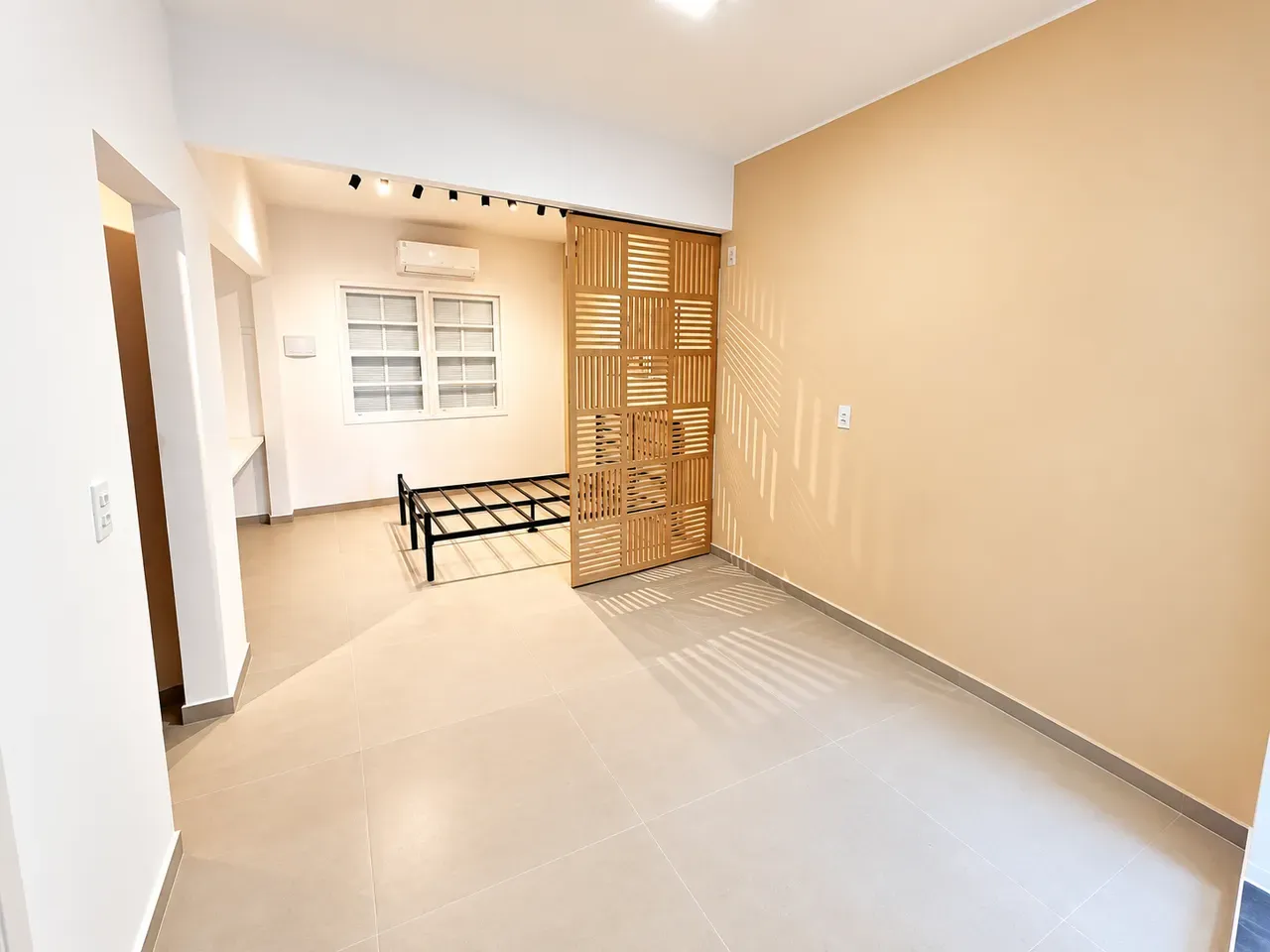 28 m² studio with a home office and a dryer
