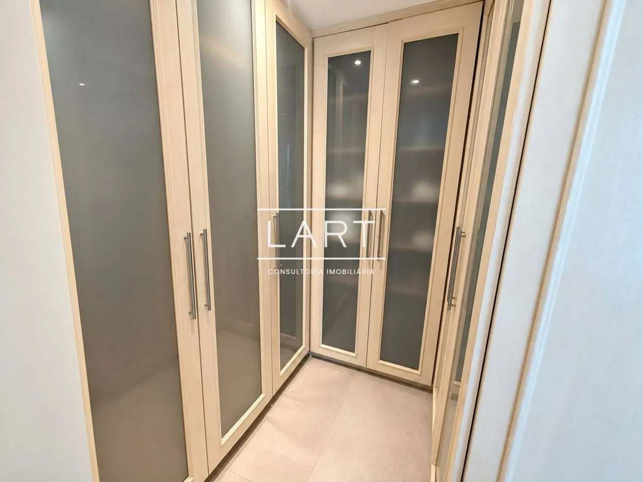 Furnished apartment, 220 m², with floor-to-ceiling windows — photo 20
