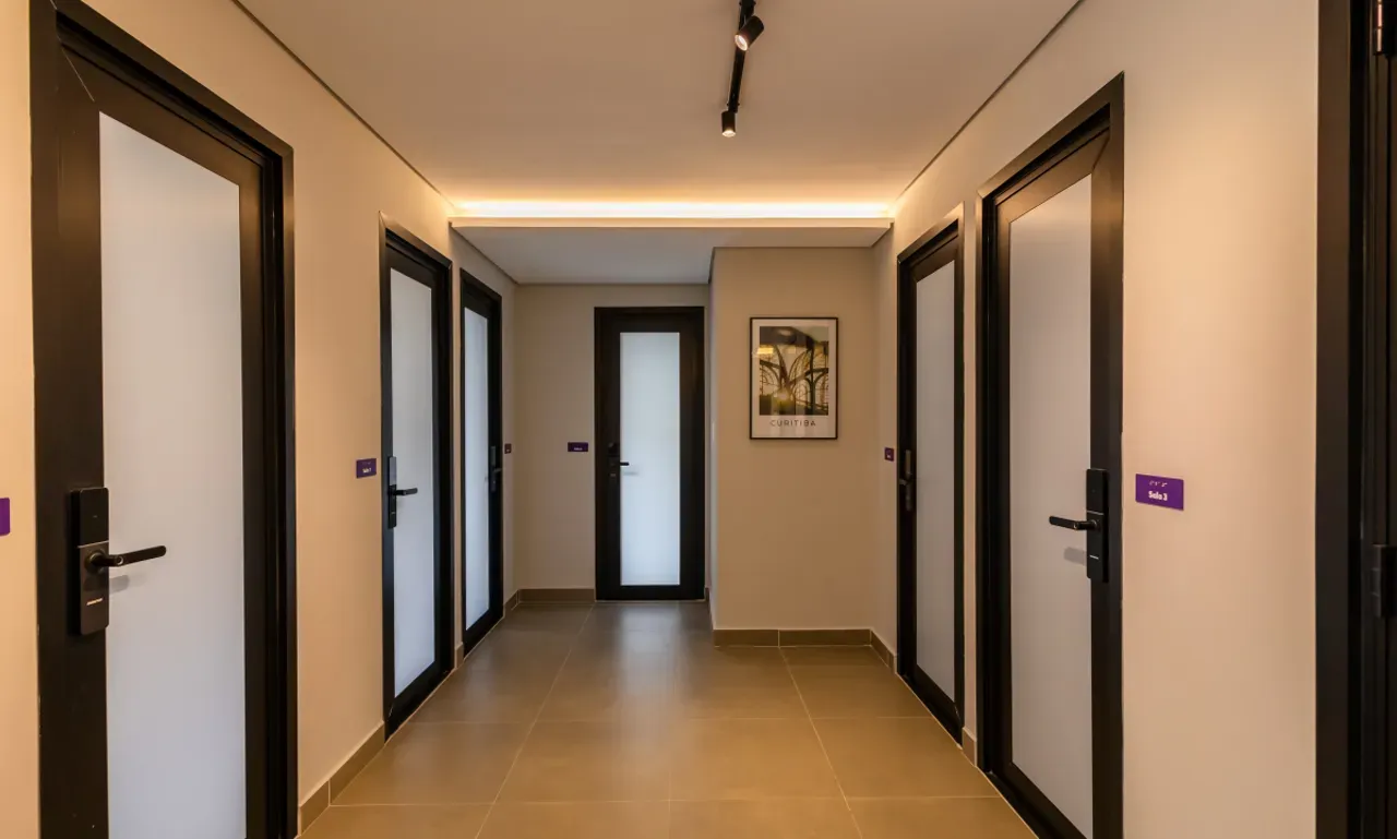 Furnished apartment, 75 m², with a glass-enclosed balcony — photo 35