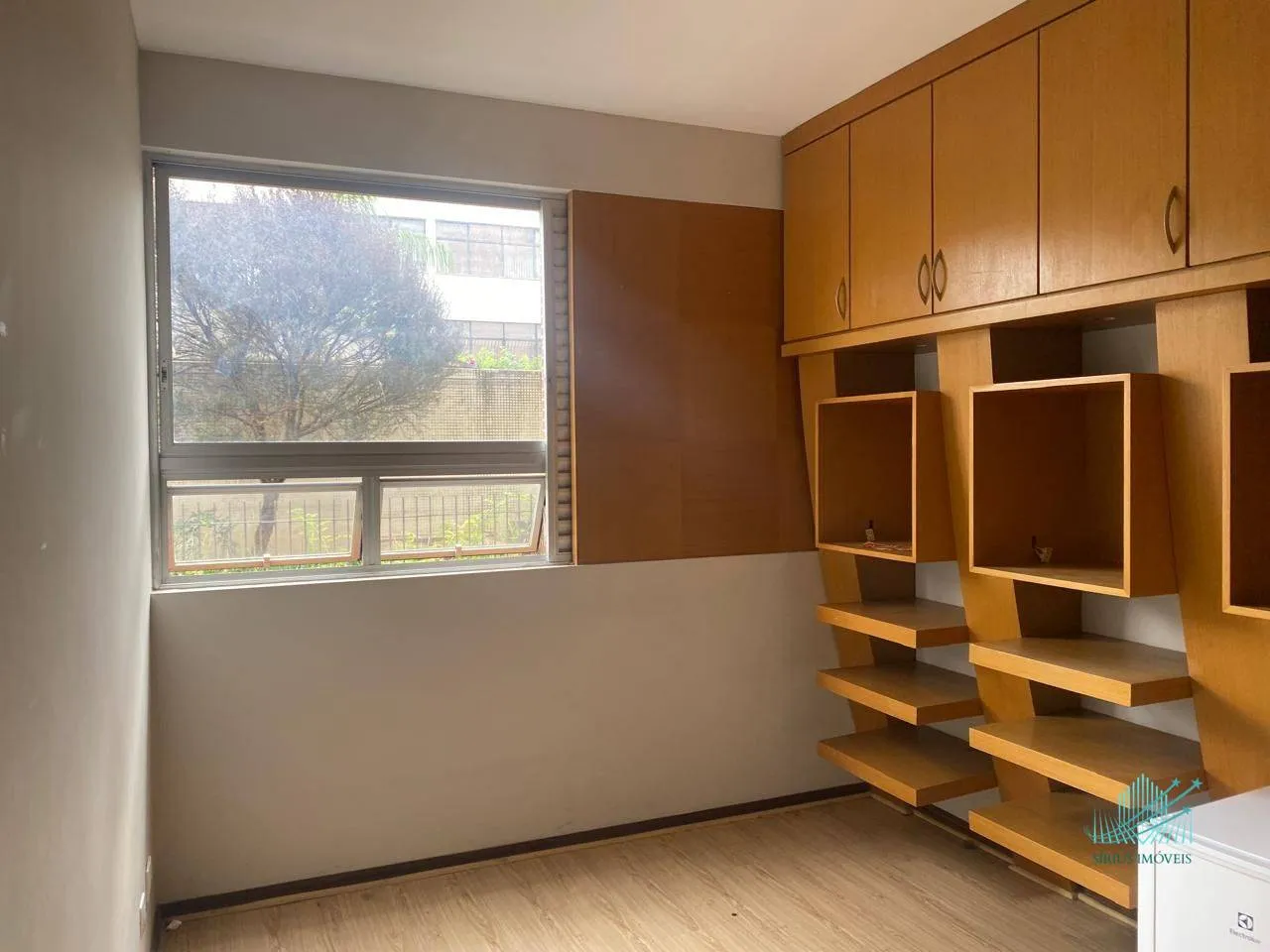 4-bedroom apartment with enclosed glass balcony — photo 9