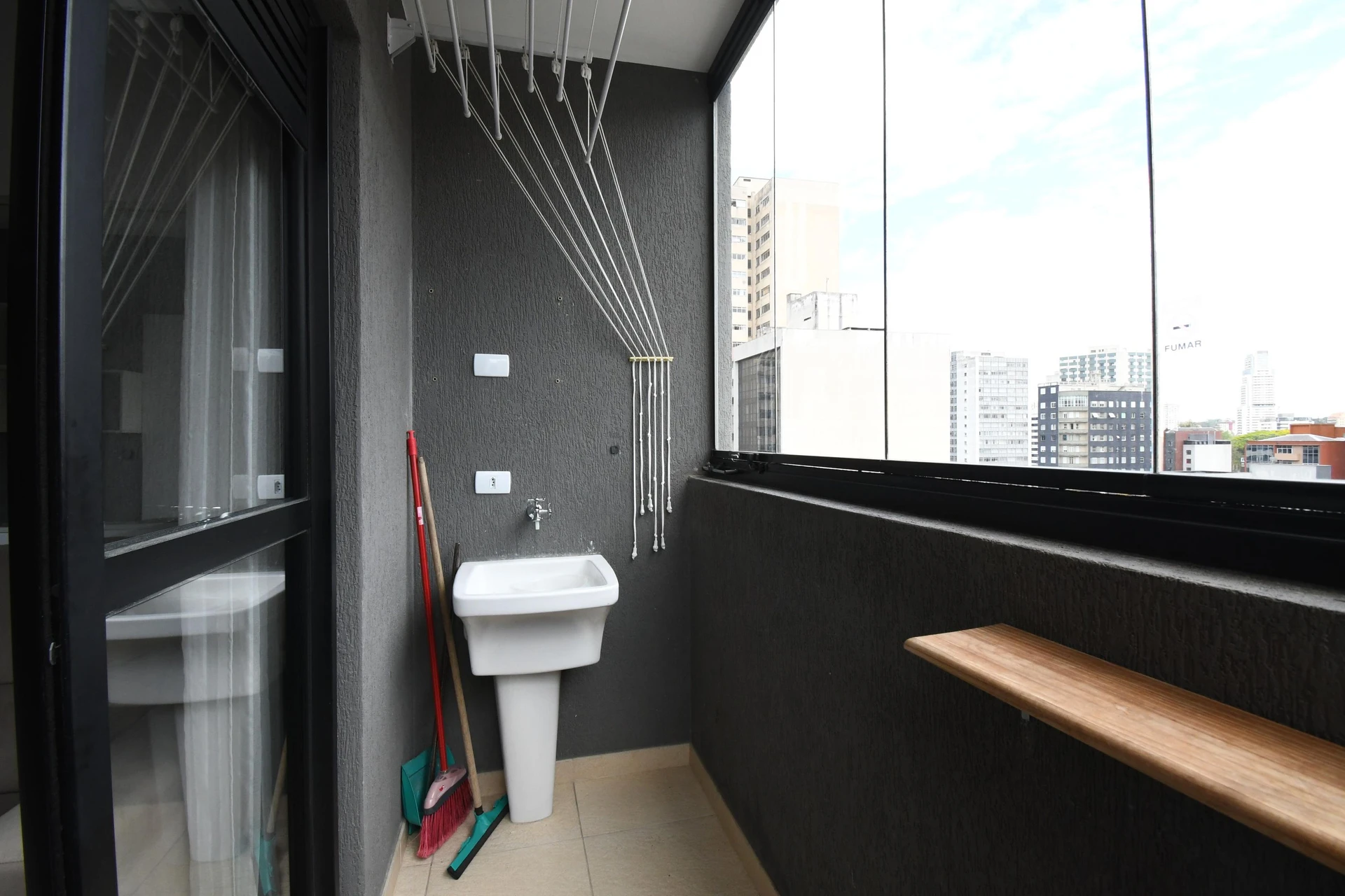 Glass-enclosed balcony in a one-bedroom apartment, 33 m² — photo 4