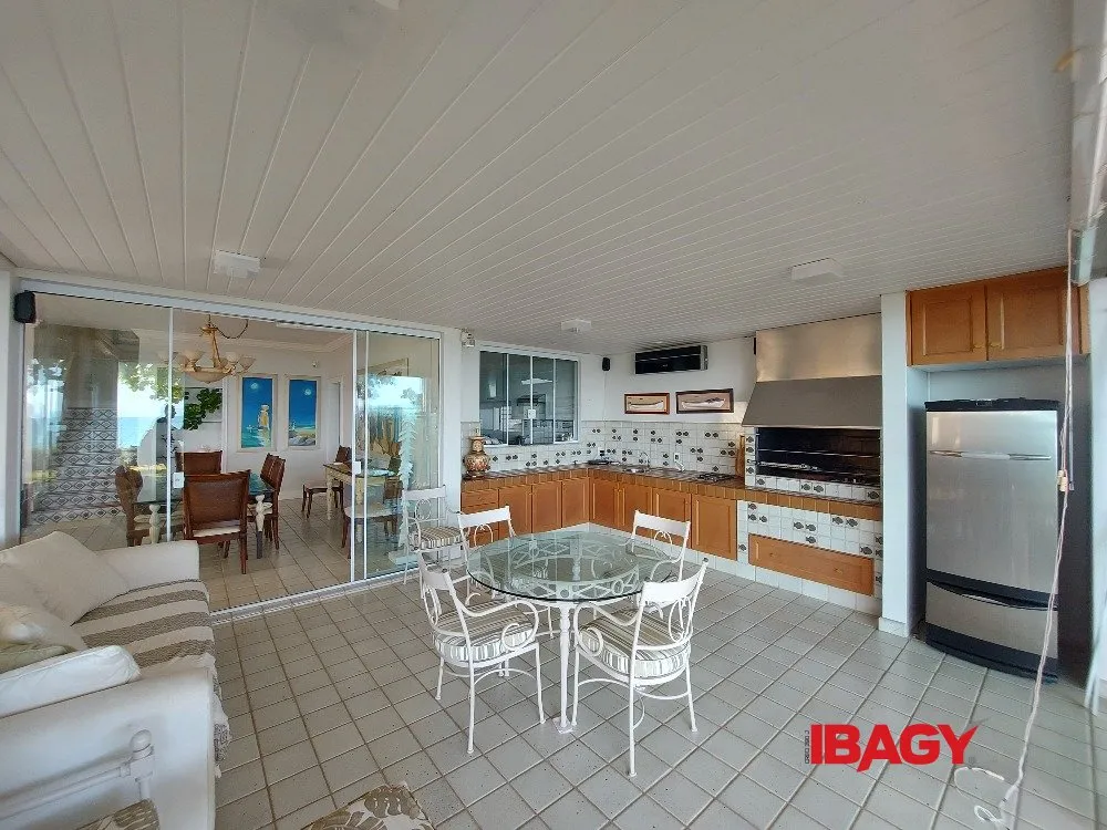 Меблированный дом 518 м² с 5 спальнями и 4 суитами — photo 2