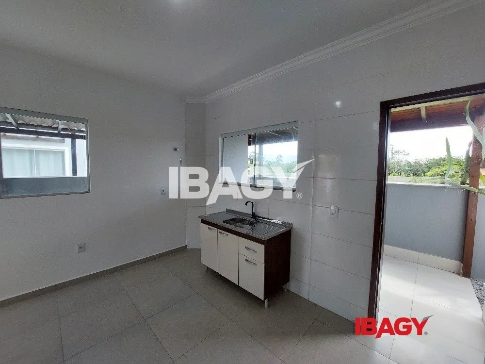 Casa com 2 dormitórios e cozinha em conceito aberto