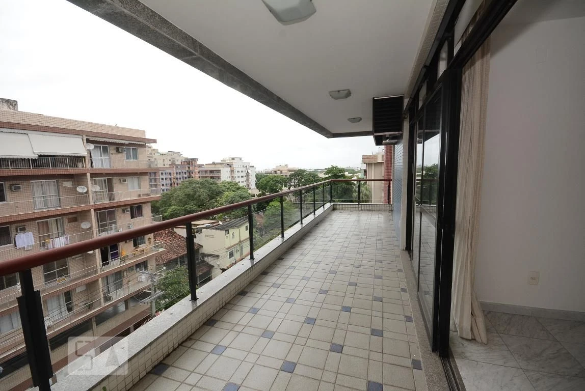 4-bedroom apartment in a building with a pool — photo 55