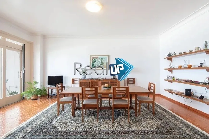 Penthouse with a glassed-in balcony and 4 bedrooms — photo 33
