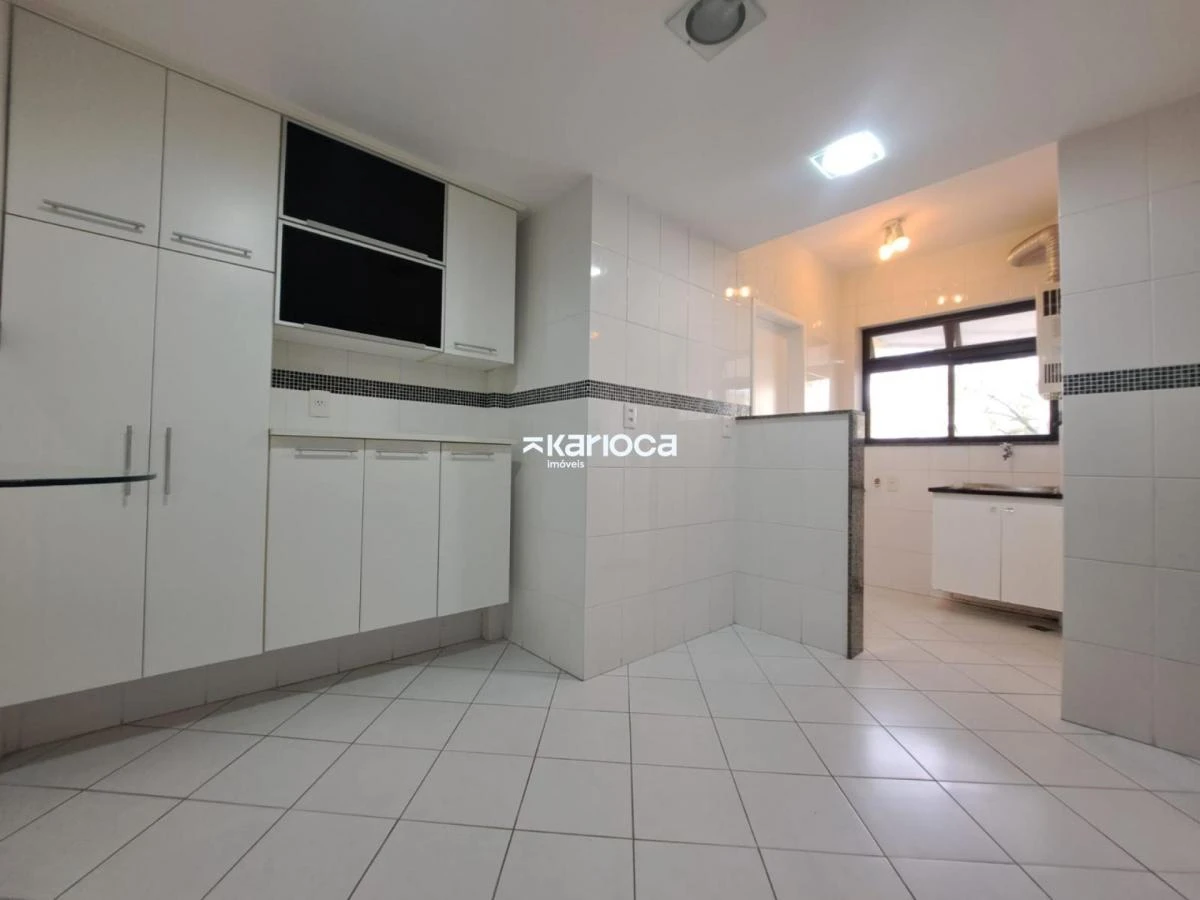 2-bedroom apartment with a glass-enclosed balcony — photo 6