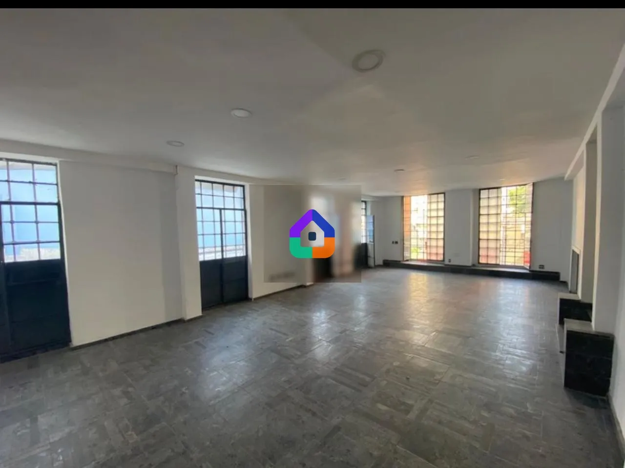 Commercial house with 1 bedroom and 5 bathrooms