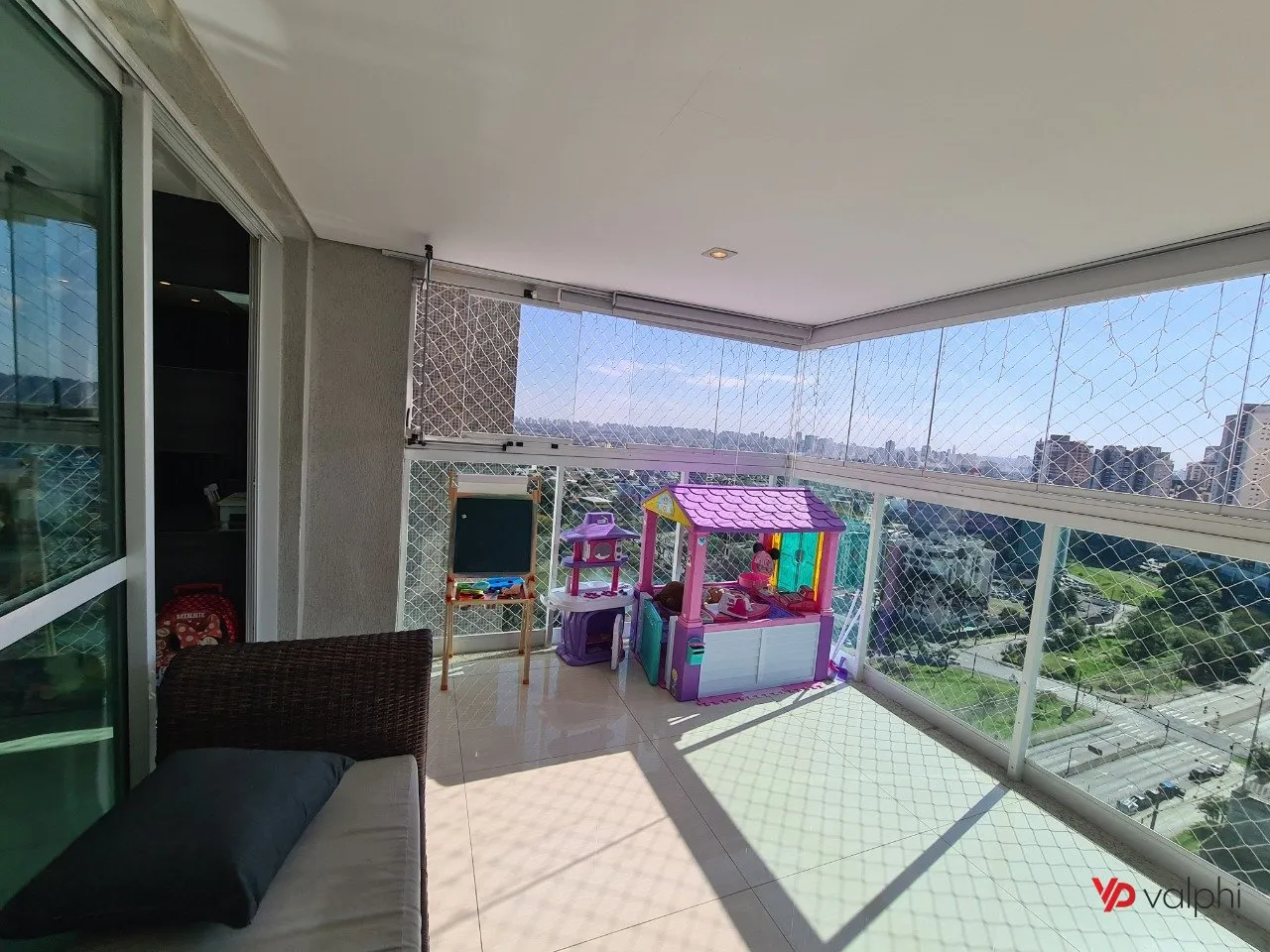 Furnished 2-bedroom apartment with enclosed balcony — photo 19