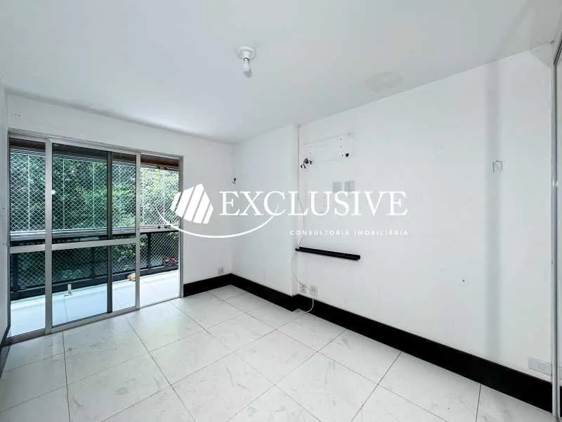 Residential apartment with 4 bedrooms and enclosed balcony — photo 21