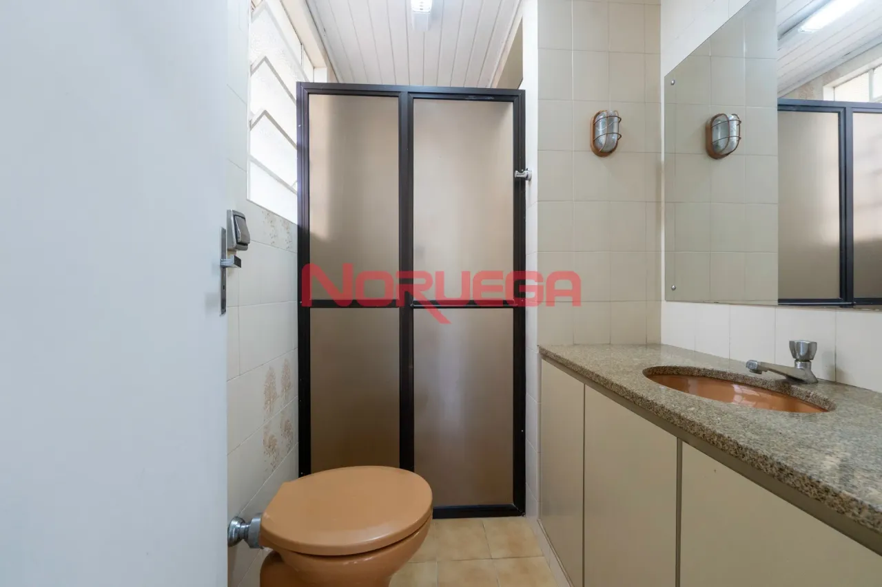 2-bedroom apartment with a glass-enclosed shower — photo 15