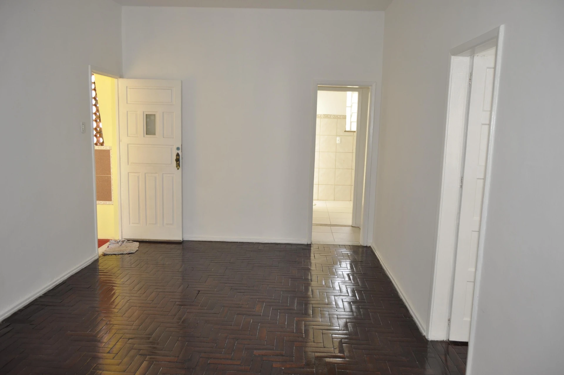 Wood or laminate floors in a 2-bedroom apartment, 85 m² — photo 25