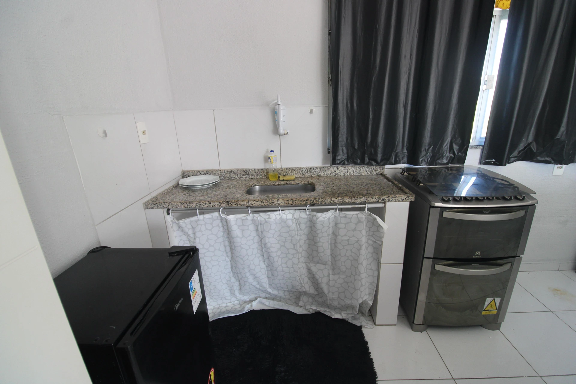 Furnished studio with kitchenette and en-suite — photo 6