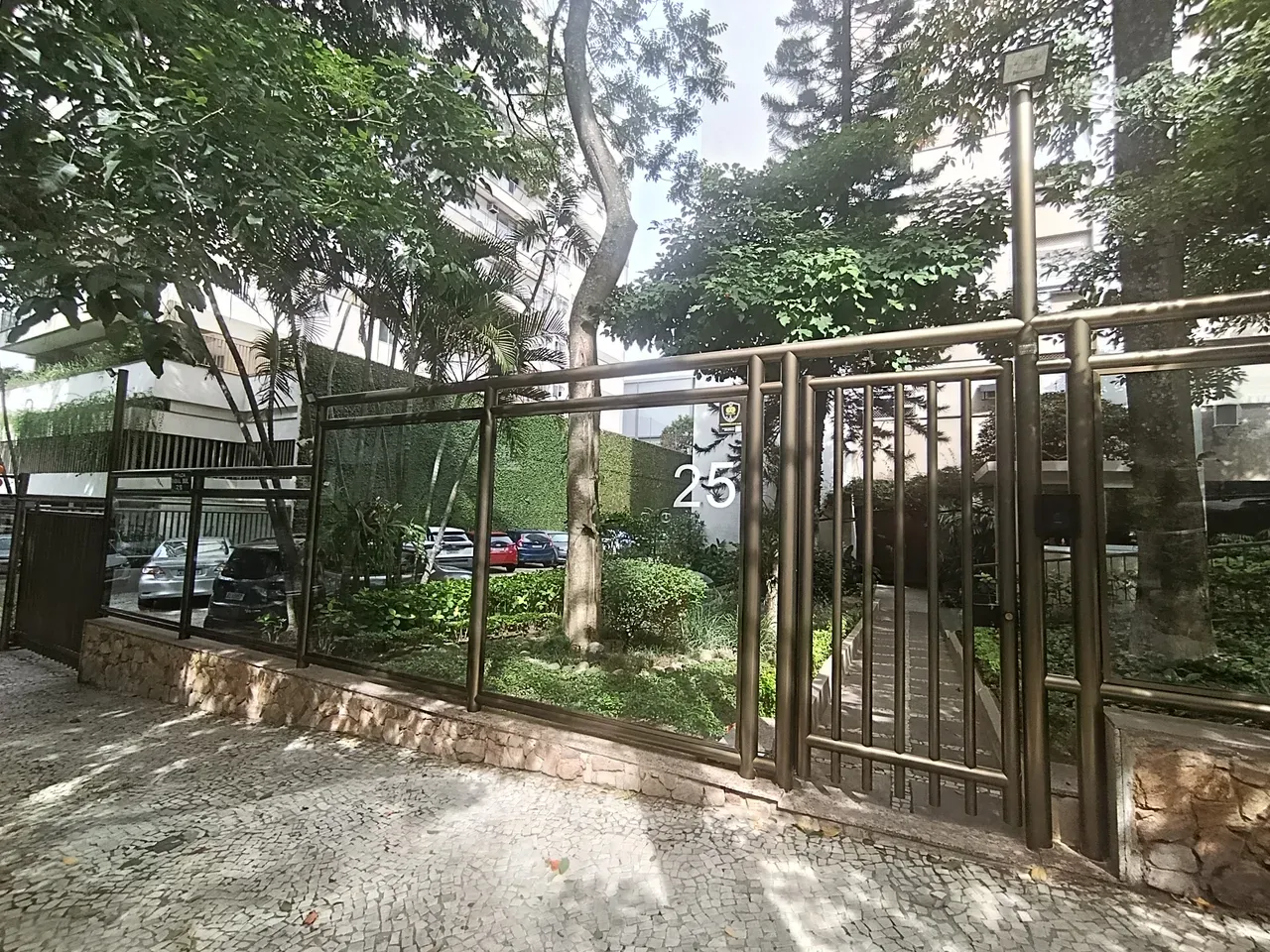 Unfurnished apartment with 3 bedrooms and 1 bathroom — photo 2