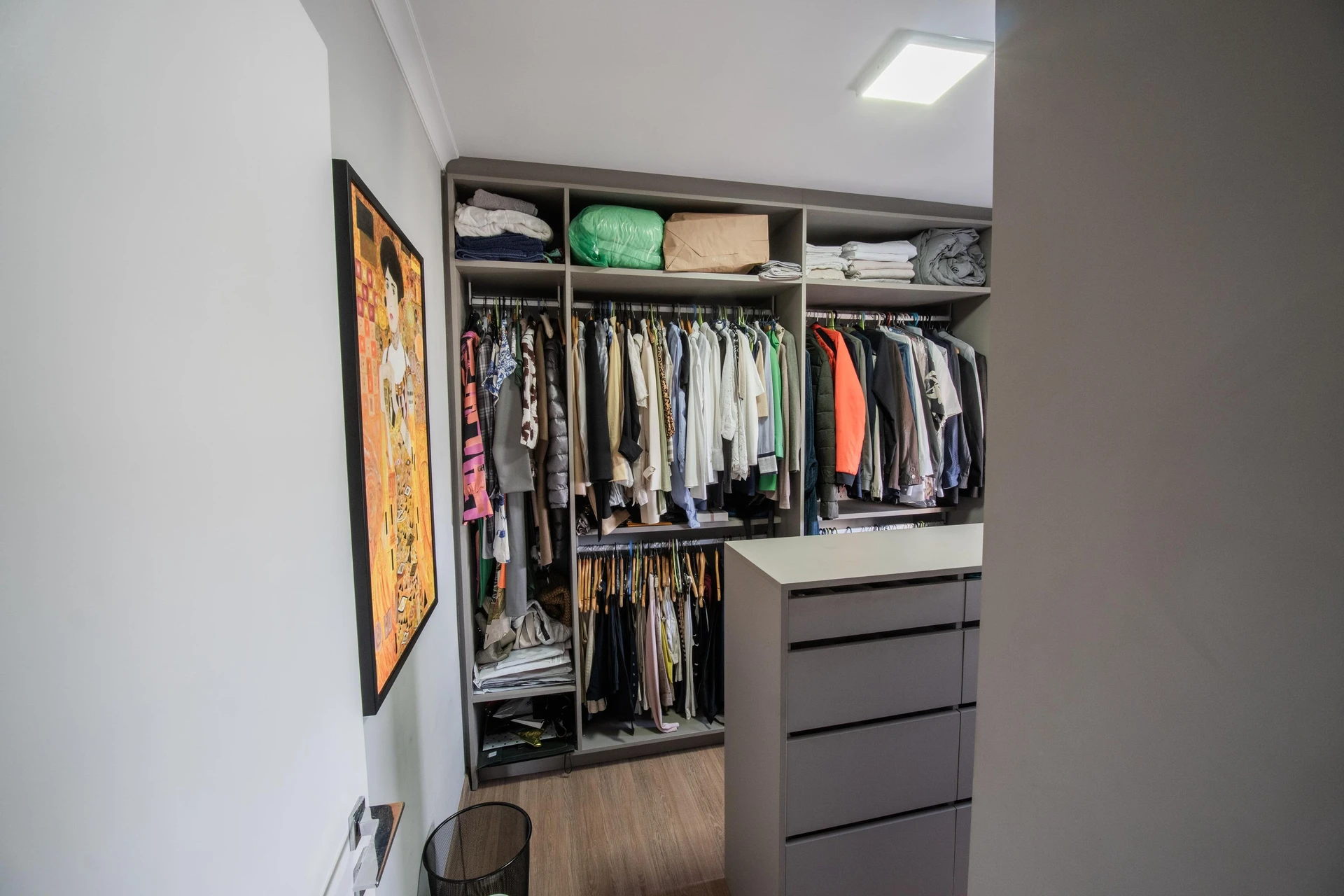 Walk-in closet in a 2-bedroom apartment, 91 m² — photo 58