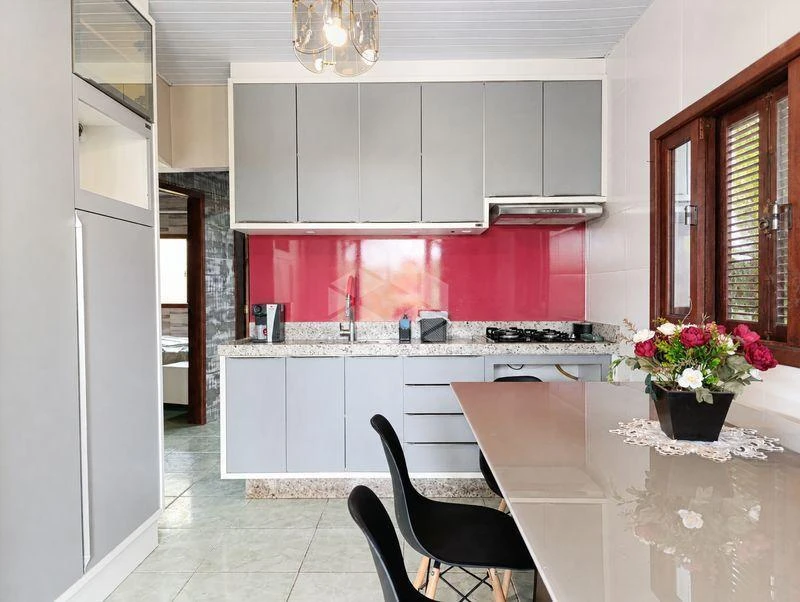 Balcony with a grill in a 2-bedroom house, 100 m² — photo 13