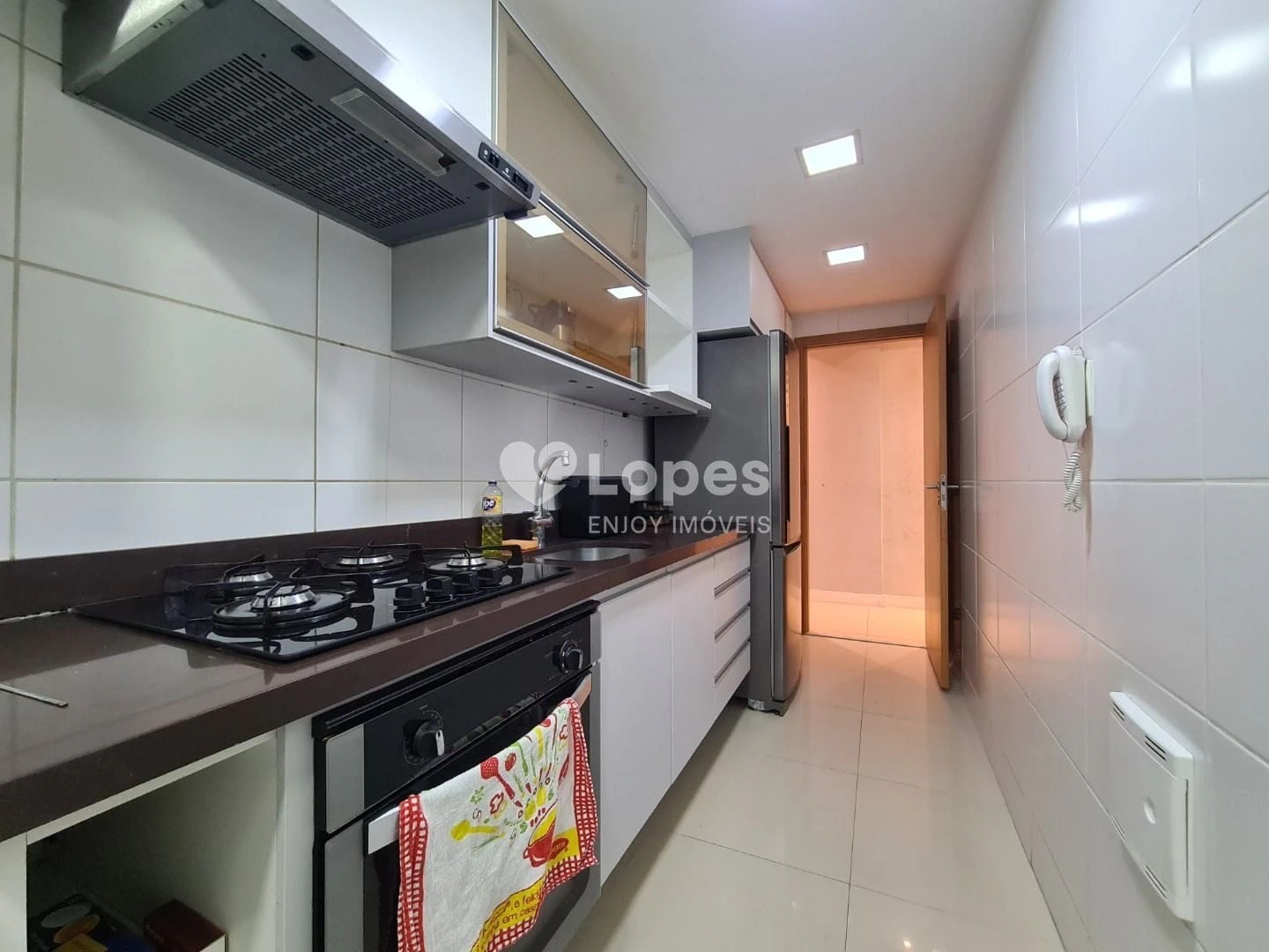 Furnished 2-bedroom apartment with a desk and 71 m² — photo 2