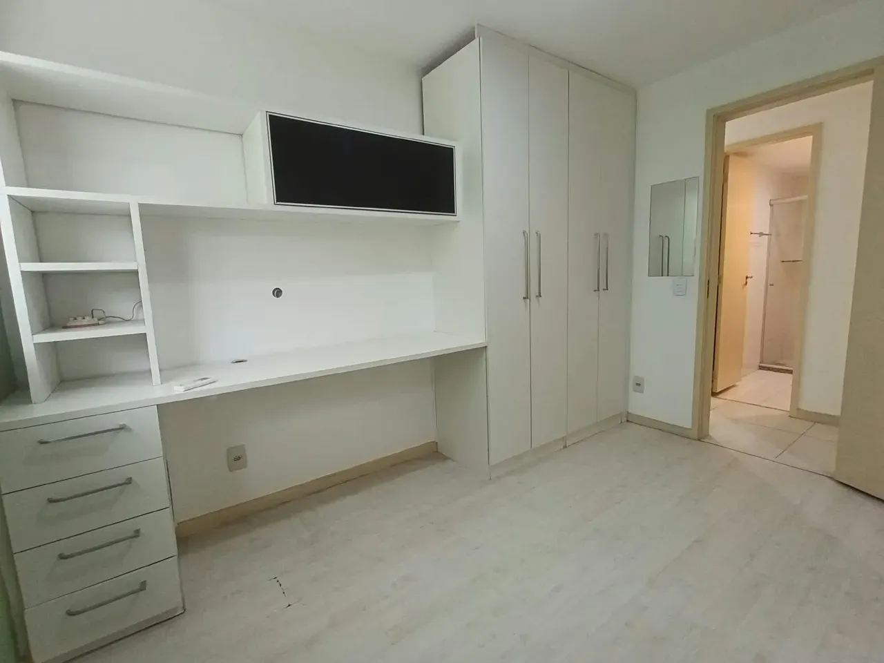 2-bedroom apartment in a building with a gym — photo 12